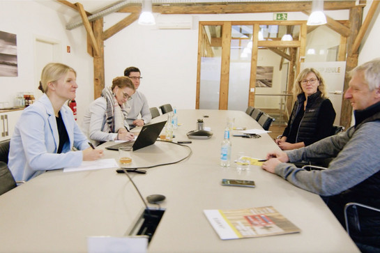 5 Personen an einem Konferenztisch
