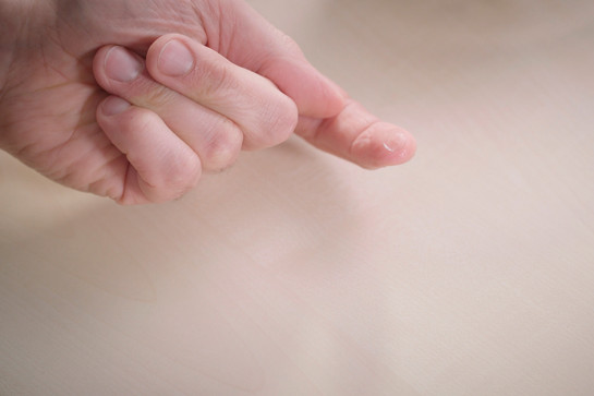 Eine Kontaktlinse liegt auf einem Finger