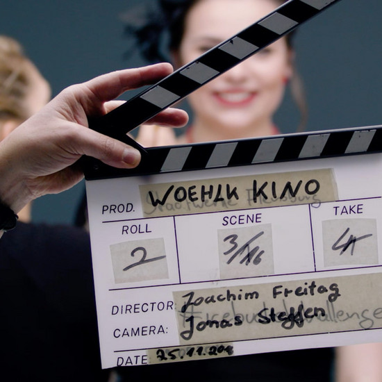 Eine Filmklappe mit Beschriftung 