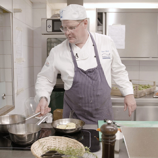 Küchentalk mit Pierre Binder Pierre Binder steht am Herd