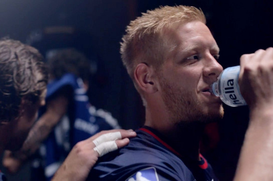 Ein SG Spieler trinkt aus einer Hella Wasserflasche