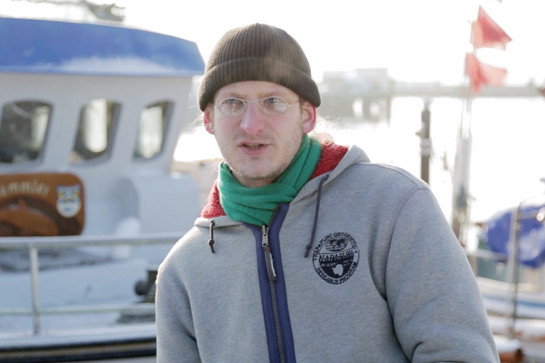 Standbild eines Mannes der am Hafen steht