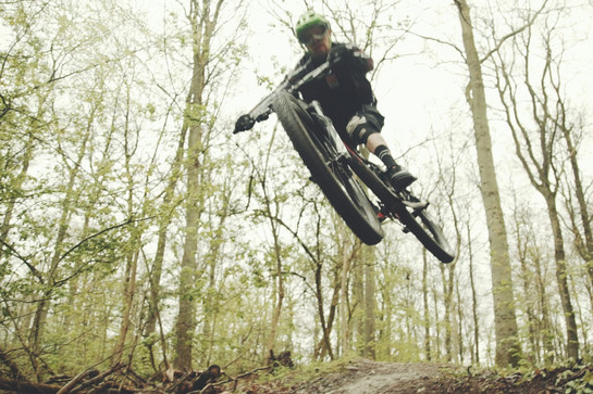 Ein Mann springt mit seinem Fahrrad in die Luft