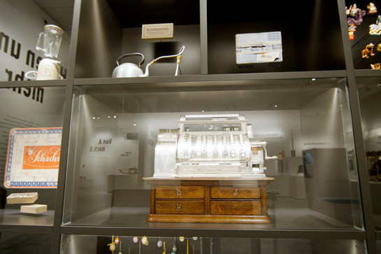 bb_sgot_teaser_05.jpg Eine alte Schreibmaschine steht in einem Regal eines Museums