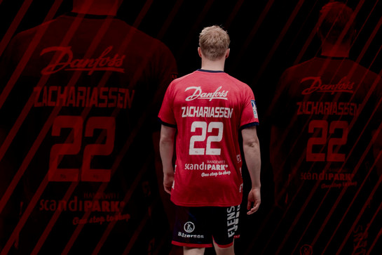 Ein SG Spieler präsentiert das neue Trikot