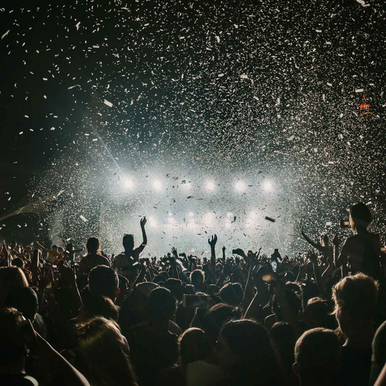 Konfetti fliegt durch die Luft