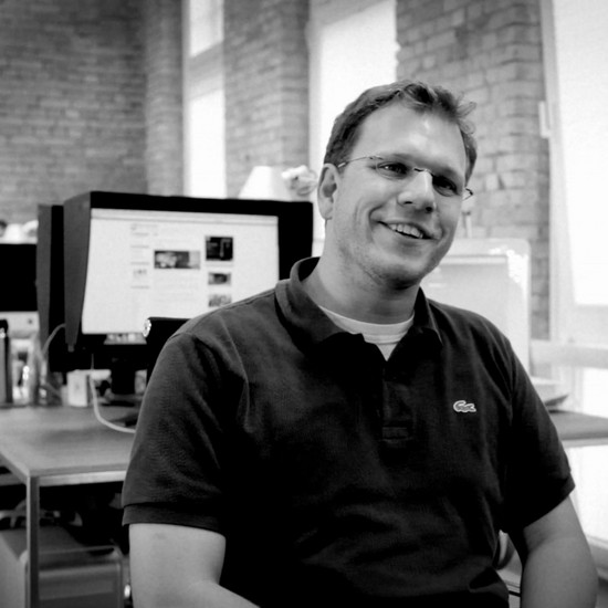 <span class='h2'>HOCHZWEI</span> Mitarbeiter sitzt an seinem Platz