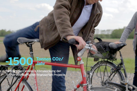 bb_angelegt_teaser_06.jpg Ein Mann steigt auf ein rotes Fahrrad