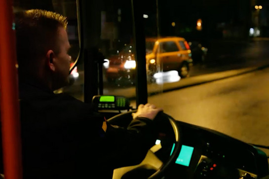 bb_interlock_teaser_06.jpg Ein Busfahrer fährt im dunkeln