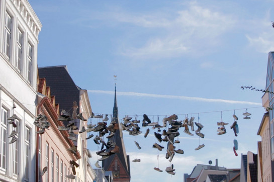 Schuhe hängen am Seil in der Norderstrasse