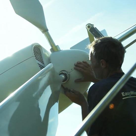 Video zu erneuerbaren Energien Ein Easywind Mitarbeiter montiert ein weißes Windrad