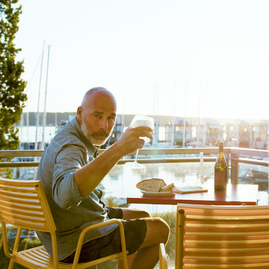 York stößt mit einem Glas an