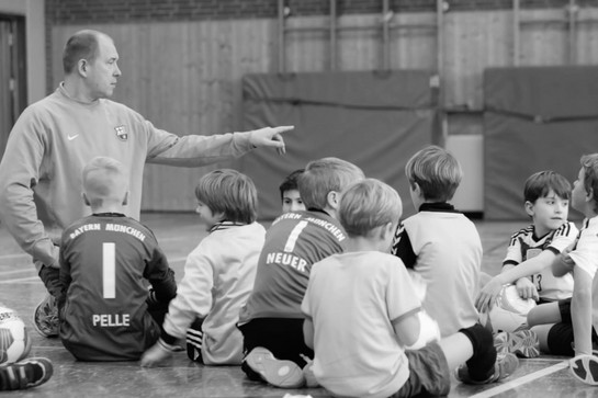 Ein Fußballtrainer redet mit seiner Mannschaft