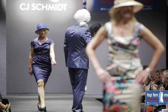 Drei Models stehen auf dem Laufsteg von CJ Schmidt