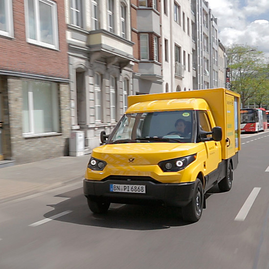 Gelbes E Auto der deutschen Post