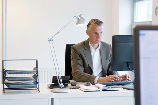 Konto Kjer Geschäftsführer tippt am Computer