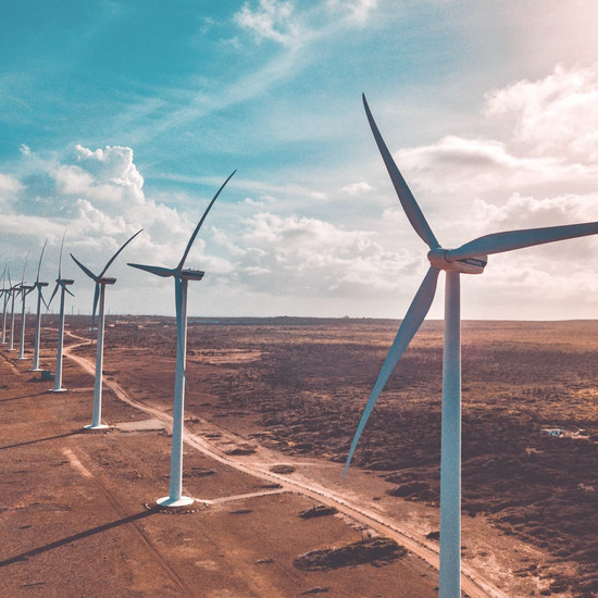 Opener Weiße Windräder stehen in einer Reihe
