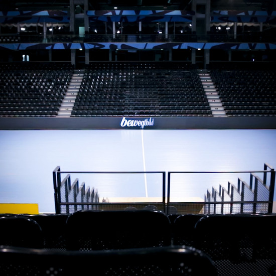 Blick von der Sg Tribühne auf das Spielfeld