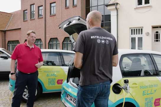 York steht vor den E-Autos der Stadtwerke Husum
