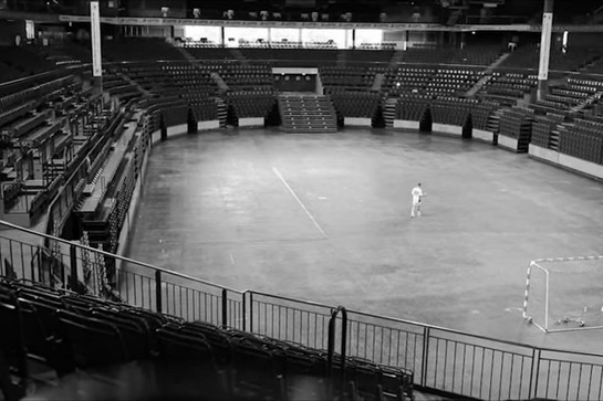Blick von einer Tribüne auf ein Handballfeld