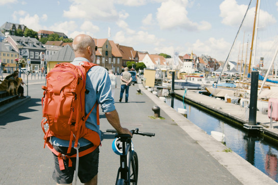 York trägt einen roten Rucksack