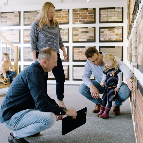 Peter Hoppe unterhält sich im Showroom mit einer Familie.