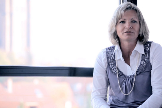 Porträt einer blonden VR Bank Mitarbeiterin