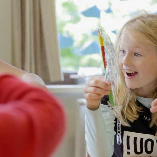 Ein Kind hält ein Stift hoch