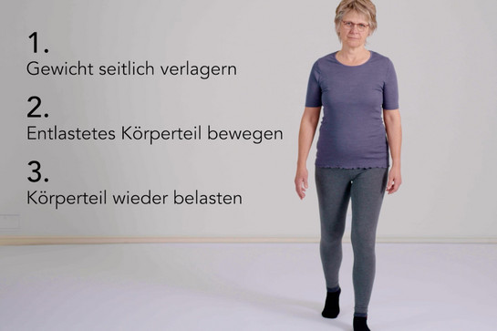 Frau geht auf die Kamera zu