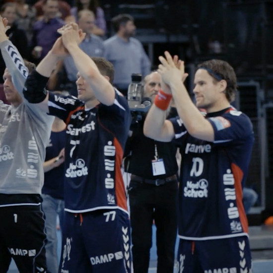 Drei SG Spieler klatschen in die Hände