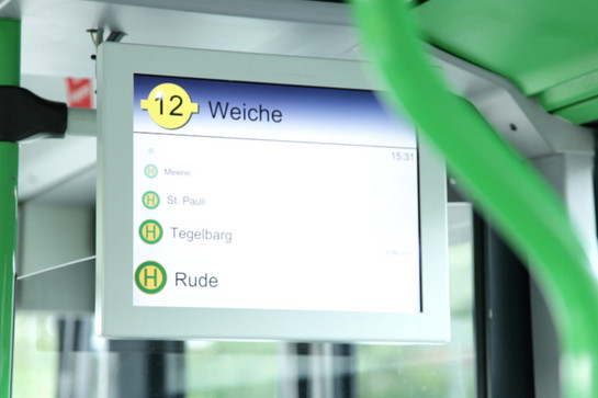 Bildschirm im Bus zeigt die Haltestellen an