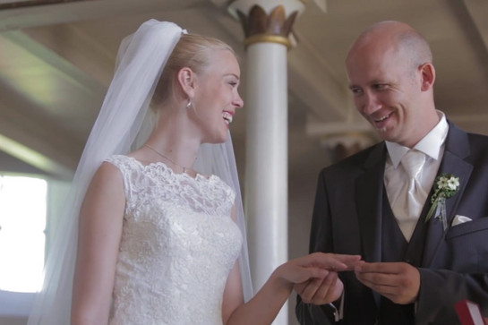 bb_hochzeitcb_teaser_04_hauptteaser.jpg Kristina kriegt einen Ring angesteckt