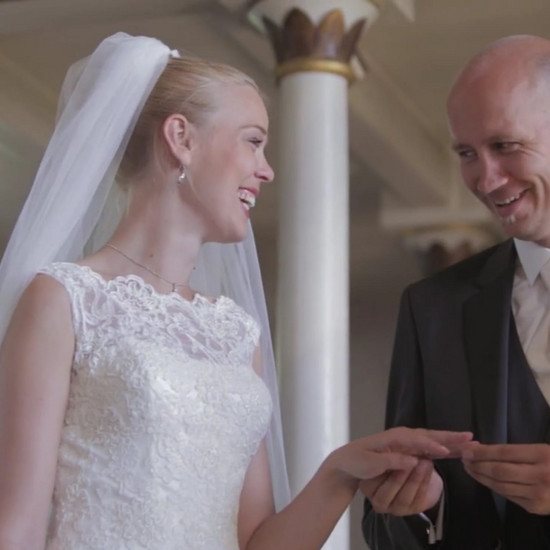 Kristina kriegt einen Ring angesteckt