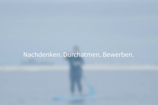 Weißer Text "Nachdenken. Durchatmen. Bewerben."