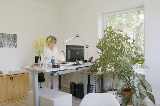 Eine Mitarbeiterin von Haus der Familie steht im Büro
