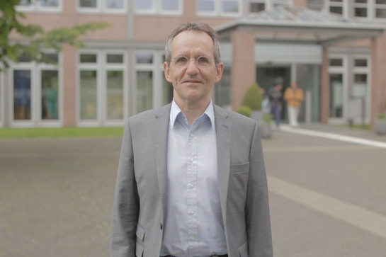 Standbild eines Mannes mit Sakko