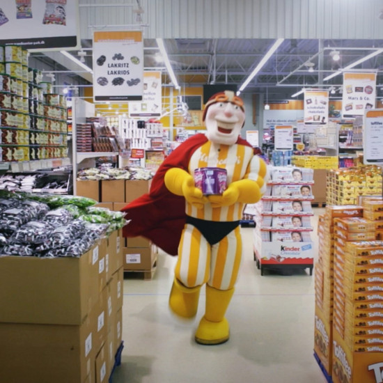 Mr Scandi läuft mit Süßigkeiten rum