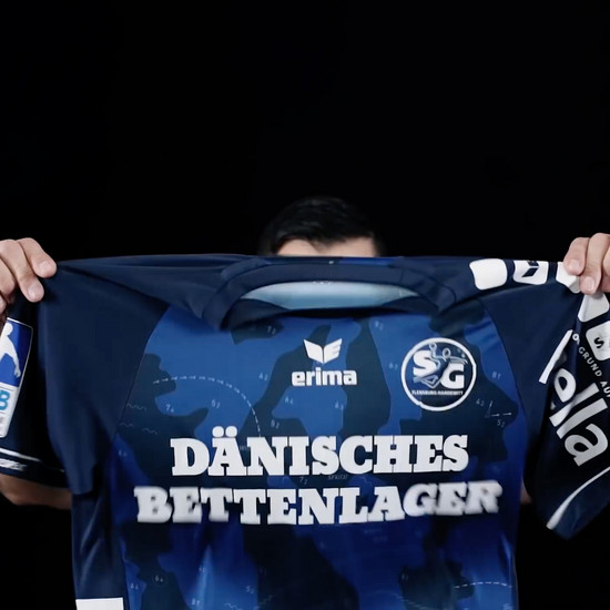 Ein SG Spieler hält ein Trikot hoch