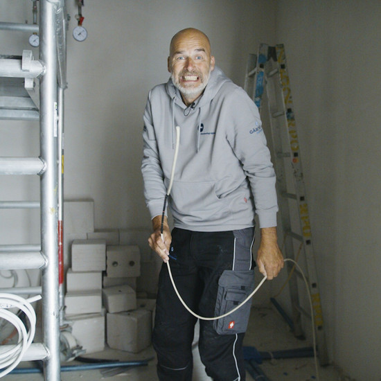 York hält ein weißes Kabel in der Hand