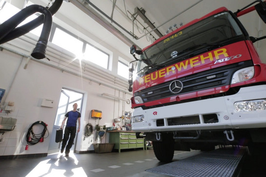 Ein Mann geht auf ein Feuerwehrauto zu