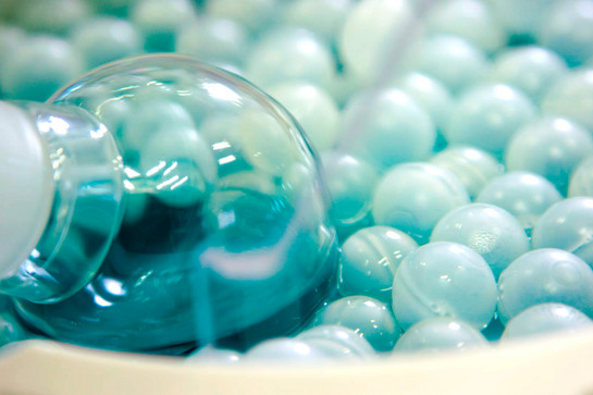 Blaue Kugeln liegen in einer blauen Flüssigkeit