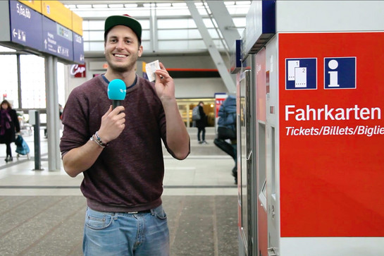 Lars zeigt seine Fahrkarte