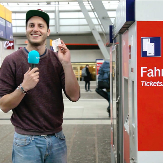 Webisodes für Nahverkehr Lars zeigt seine Fahrkarte
