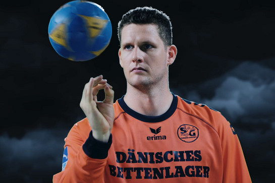 Ein SG Torwart dreht einen Ball auf dem Finger