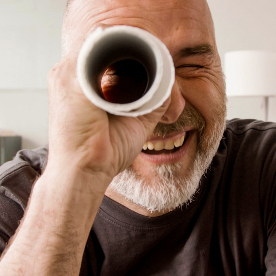 York guckt durch ein Rohr