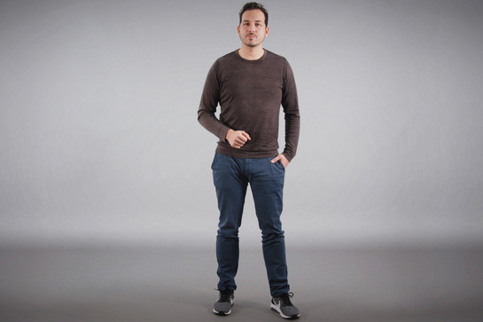 Ganzkörperaufnahme von einem Mann mit braunen Shirt