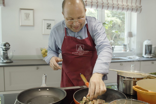 bb_Kuechentalk_Folge_3_teaser_06.jpg Dirk Luther wendet Fleisch in der Pfanne