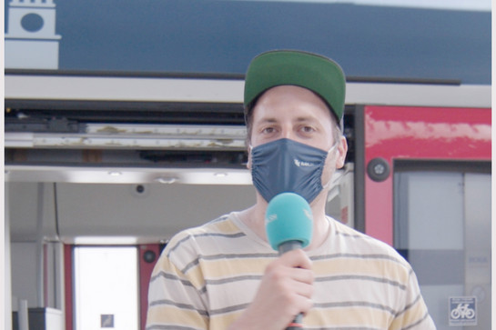 Lars Bente trägt eine Maske