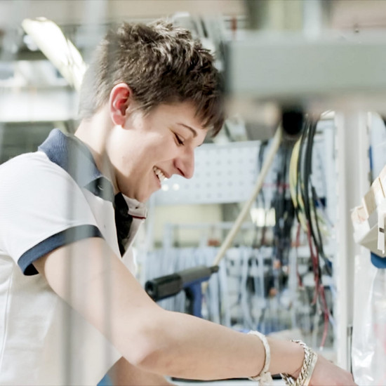 Eine Frau mit kurzen Haaren