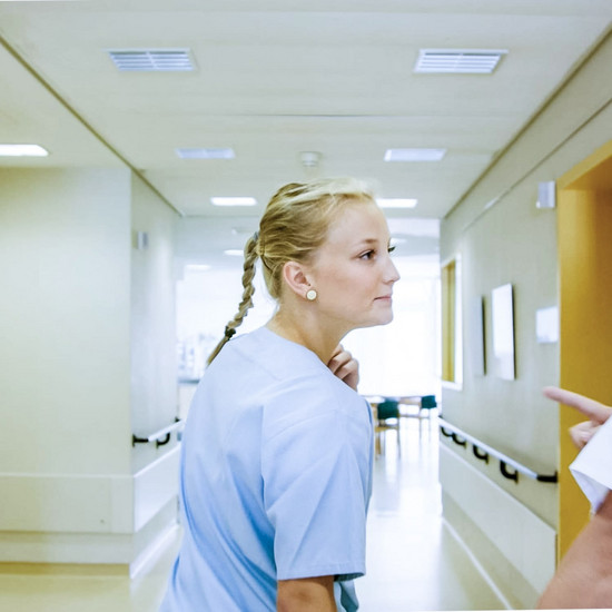 Eine Auszubildene läuft durch einen Krankenhausflur